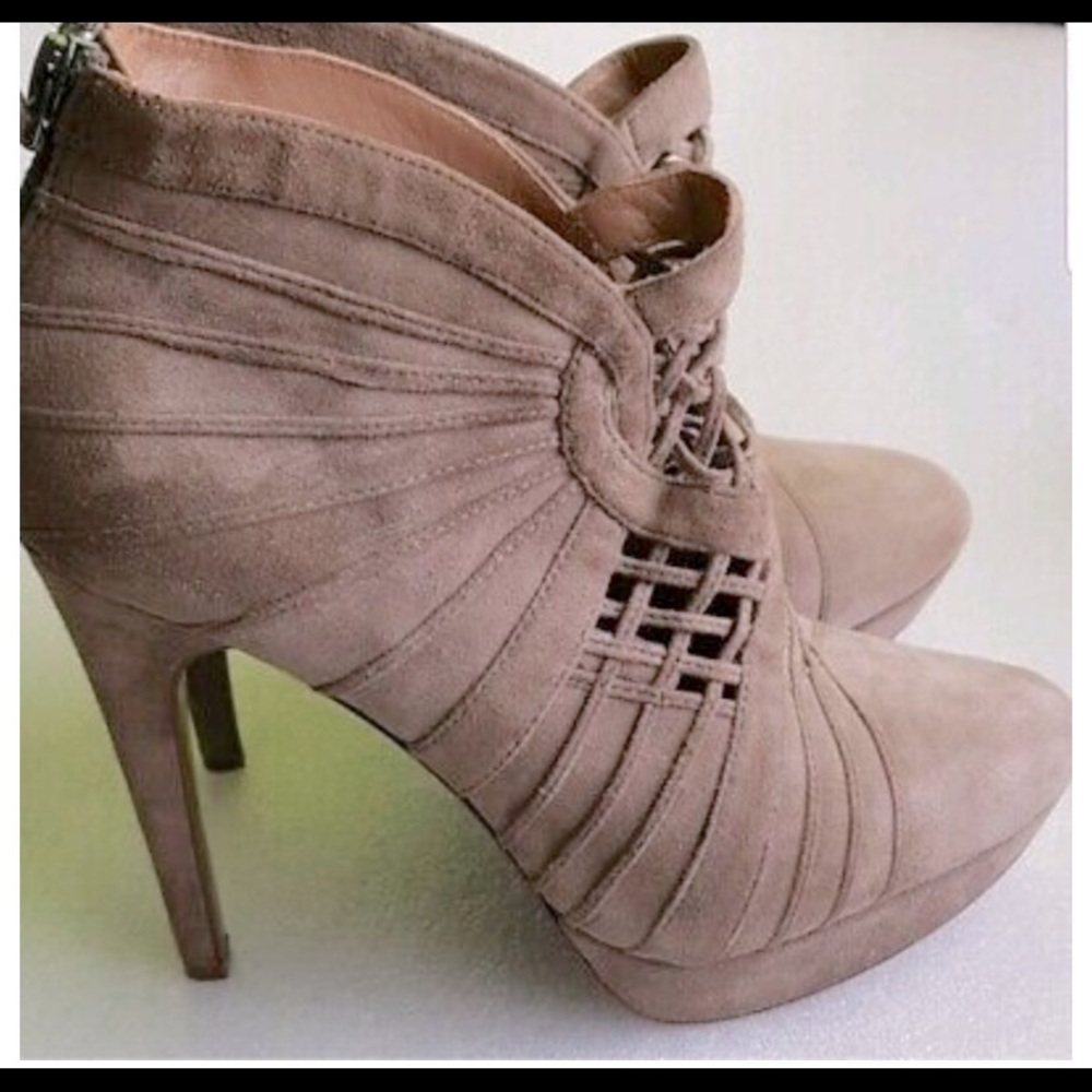 Elie Tahari platform pumps